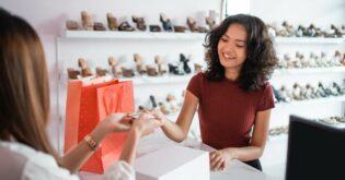 880 como abrir uma loja de sapatos vendedora de sapato